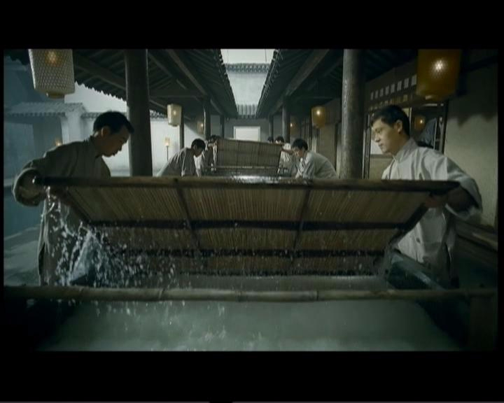 中國(guó)宣紙集團(tuán)員工在奧運(yùn)會(huì)開(kāi)幕式上表演撈紙技藝