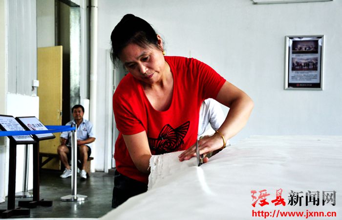 我縣連續(xù)3年宣紙、書(shū)畫(huà)紙抽檢合格率達(dá)100%