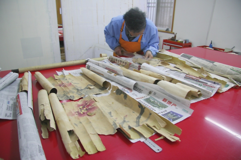 破碎成這樣的古畫也能“起死回生”   破碎成這樣的古畫也能“起死回生”