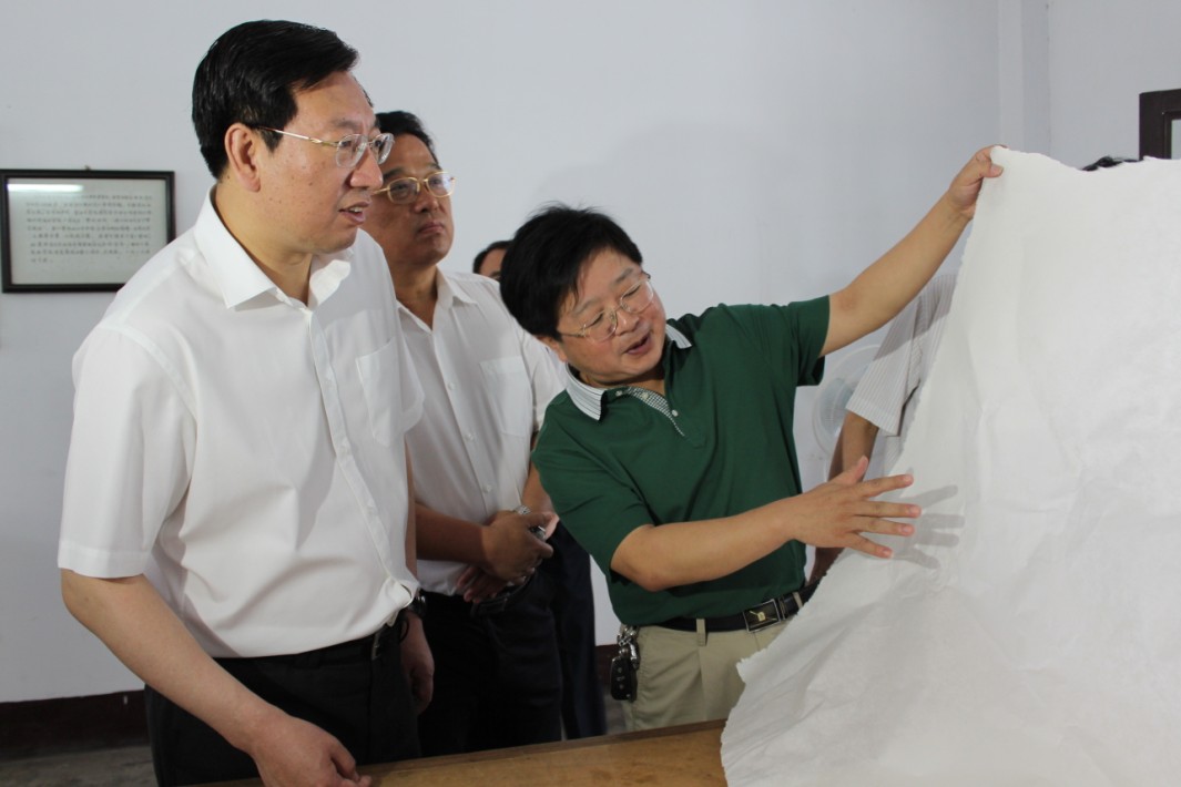 省委常委、宣傳部長曹征海參觀考察宣紙文化園