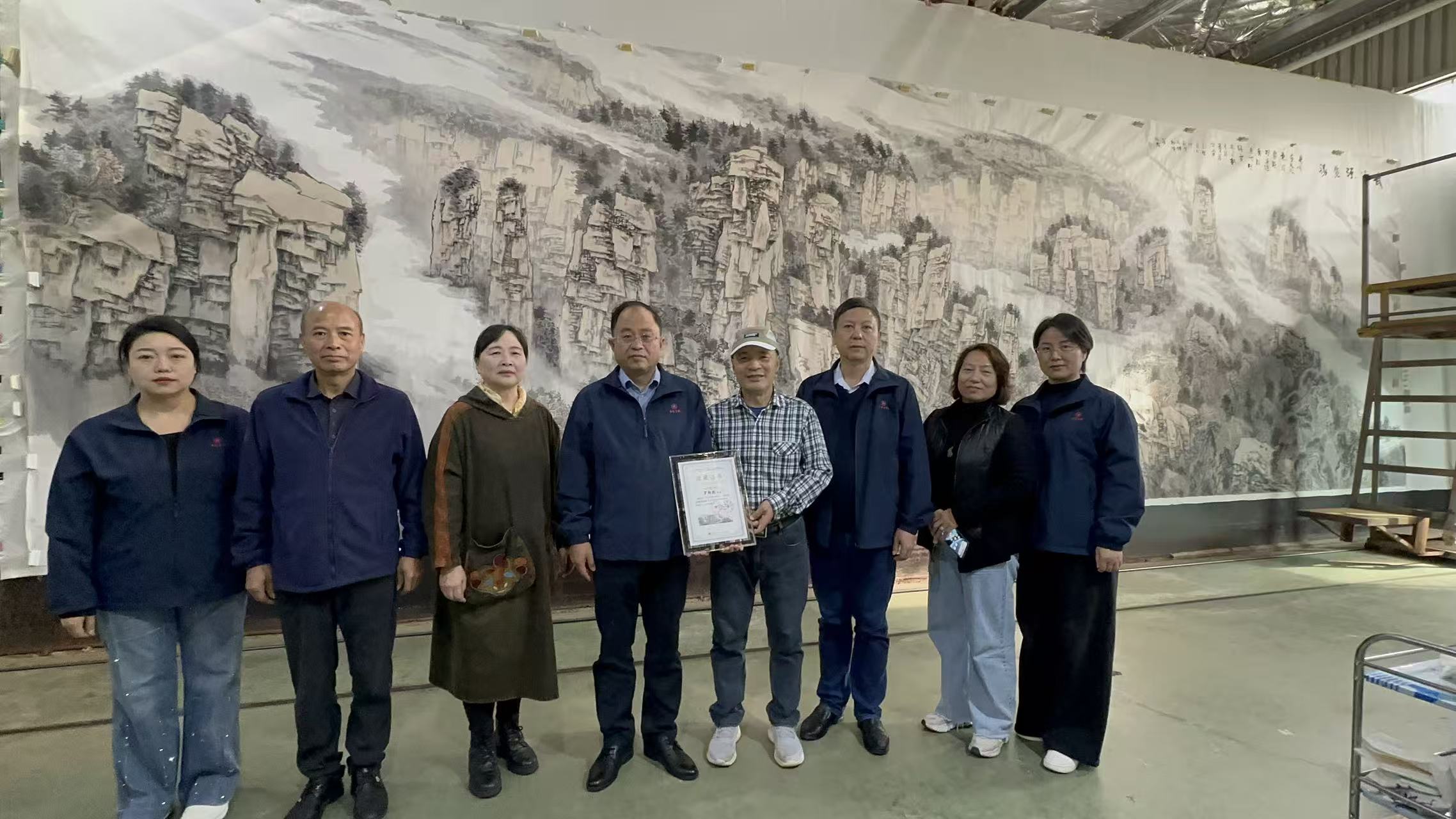 以紙為媒傳鄉(xiāng)韻——湘籍畫家慨捐巨作